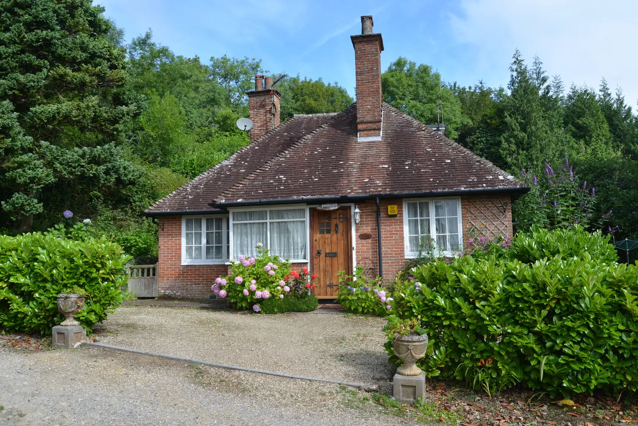 3 bed house to rent, Detached Gate Lodge, DT6