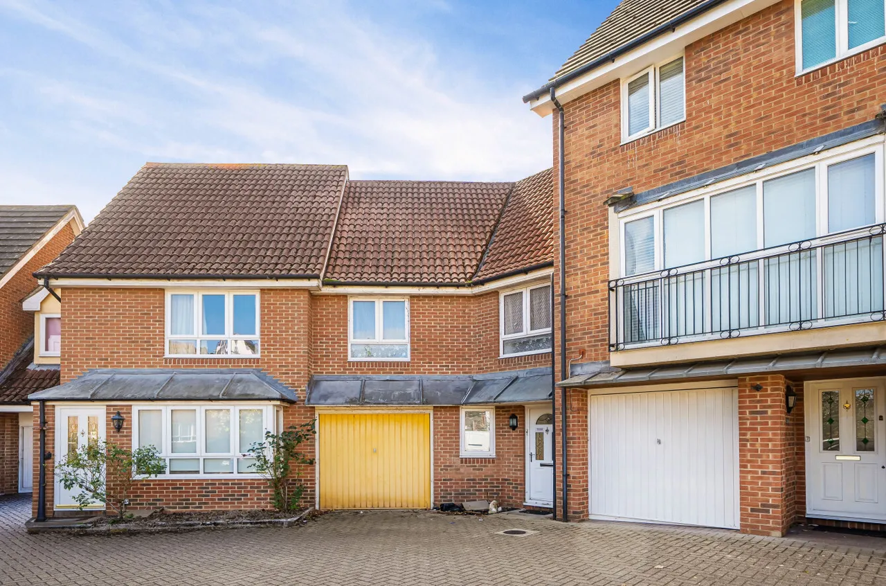 3 bed house for sale — Hartigan Place, Woodley, Reading, Berkshire, RG5 4SH