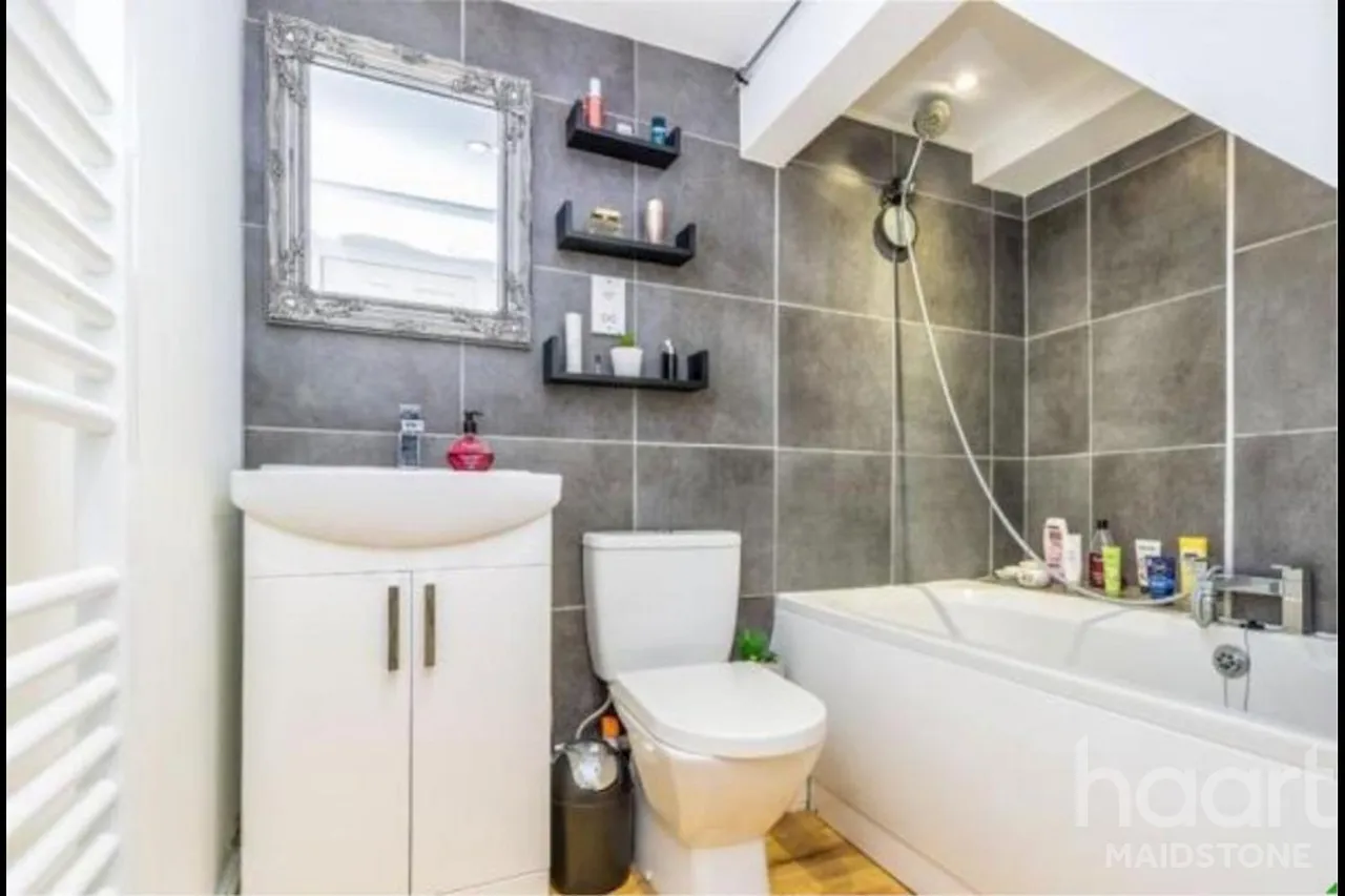2 bed house to rent, Tonbridge Road, ME16