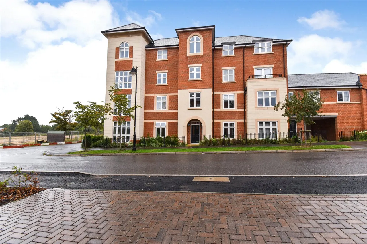 2 bed flat for sale — Montgomery Avenue, Wellesley, Aldershot, Hampshire, GU11 4AY