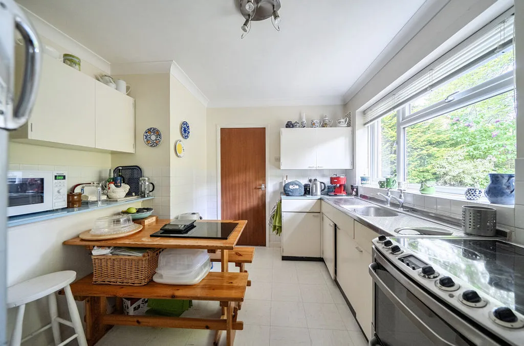 Woodhyrst Gardens, Kenley CR8 5LX, photo 5