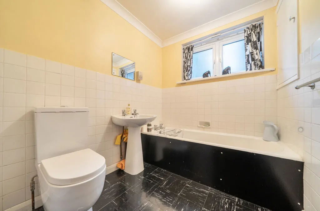 Woodhyrst Gardens, Kenley CR8 5LX, photo 18