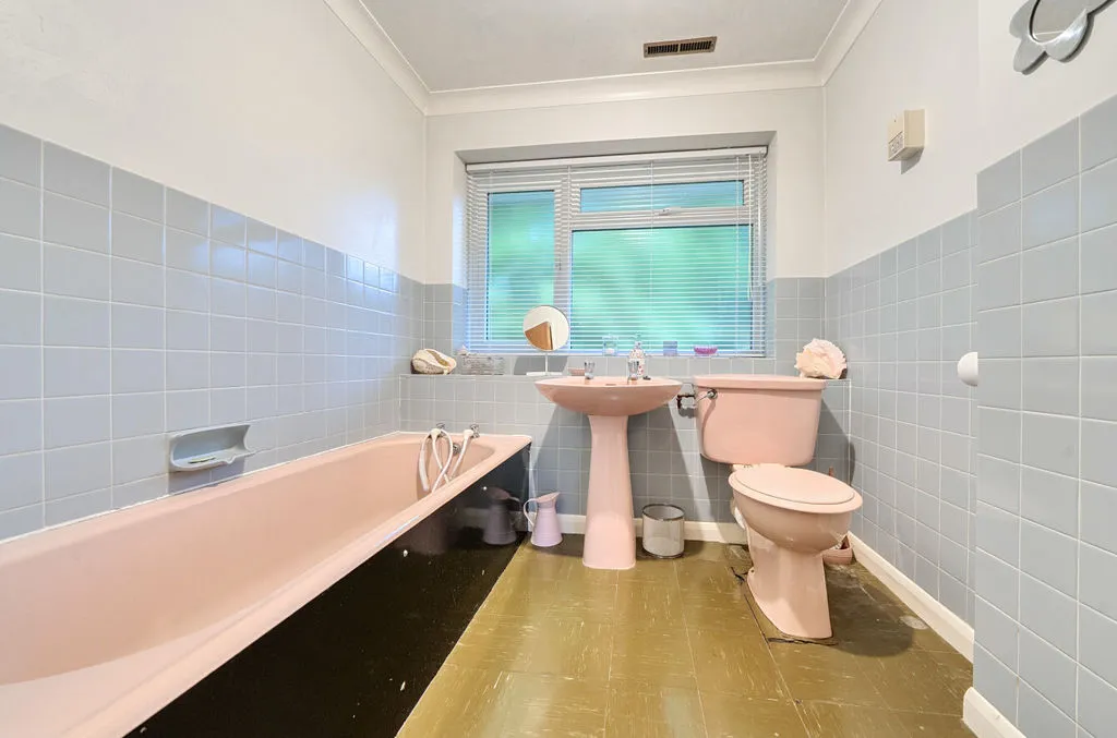 Woodhyrst Gardens, Kenley CR8 5LX, photo 12