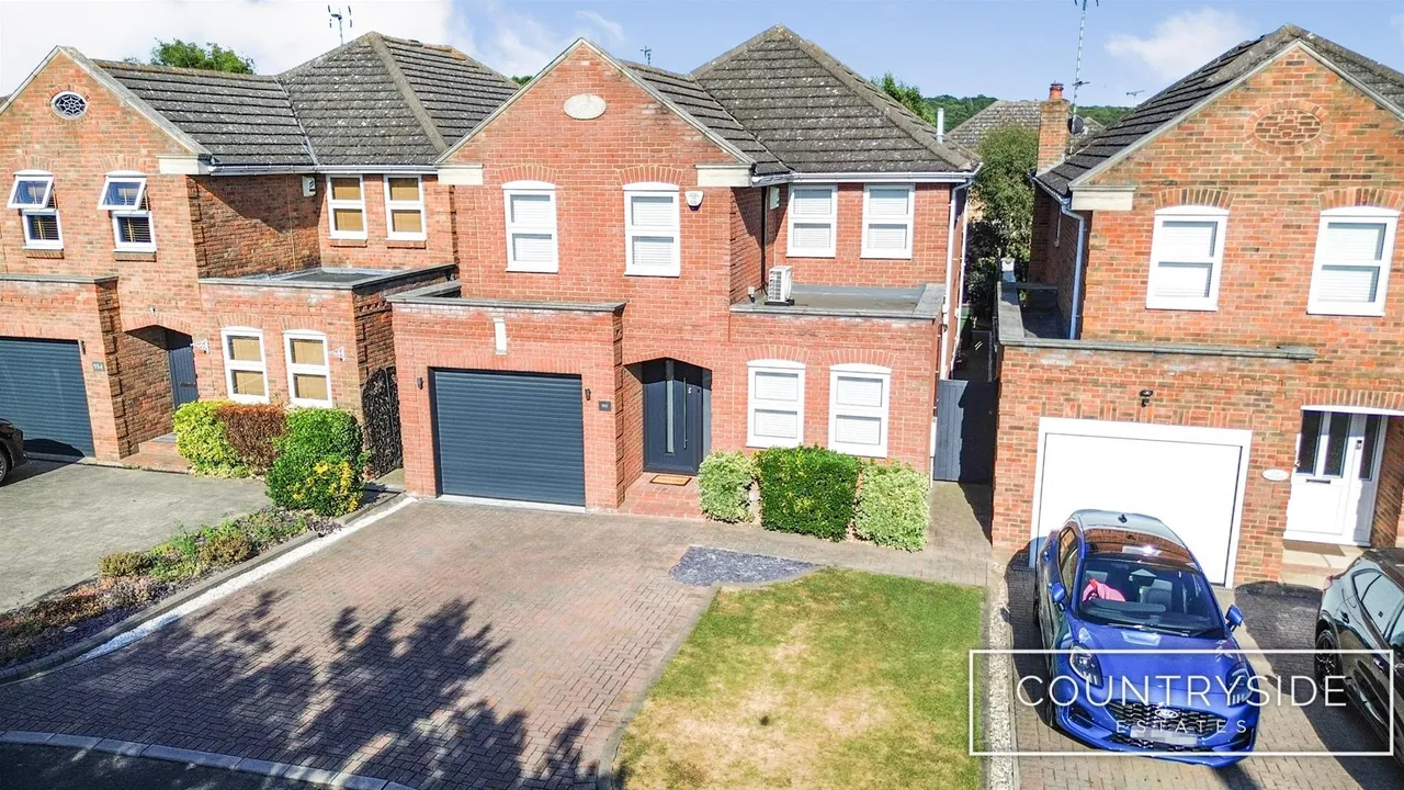 4 bed house for sale — High Road, Benfleet