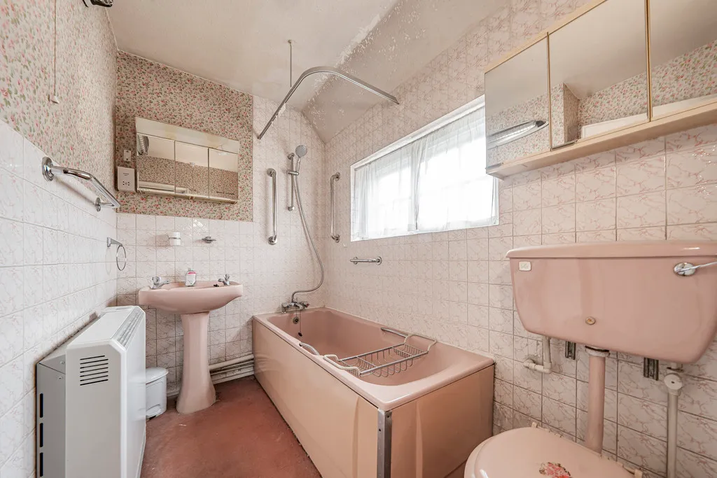 High Road, Eastcote, HA5, photo 5