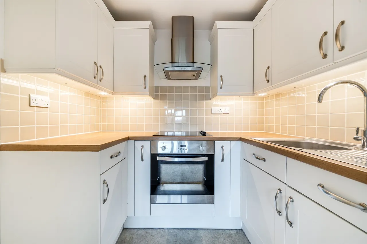 Village Road, Enfield, EN1, photo 4