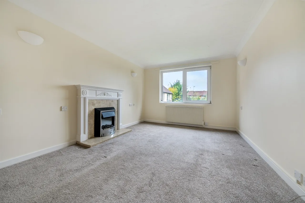 Village Road, Enfield, EN1, photo 2