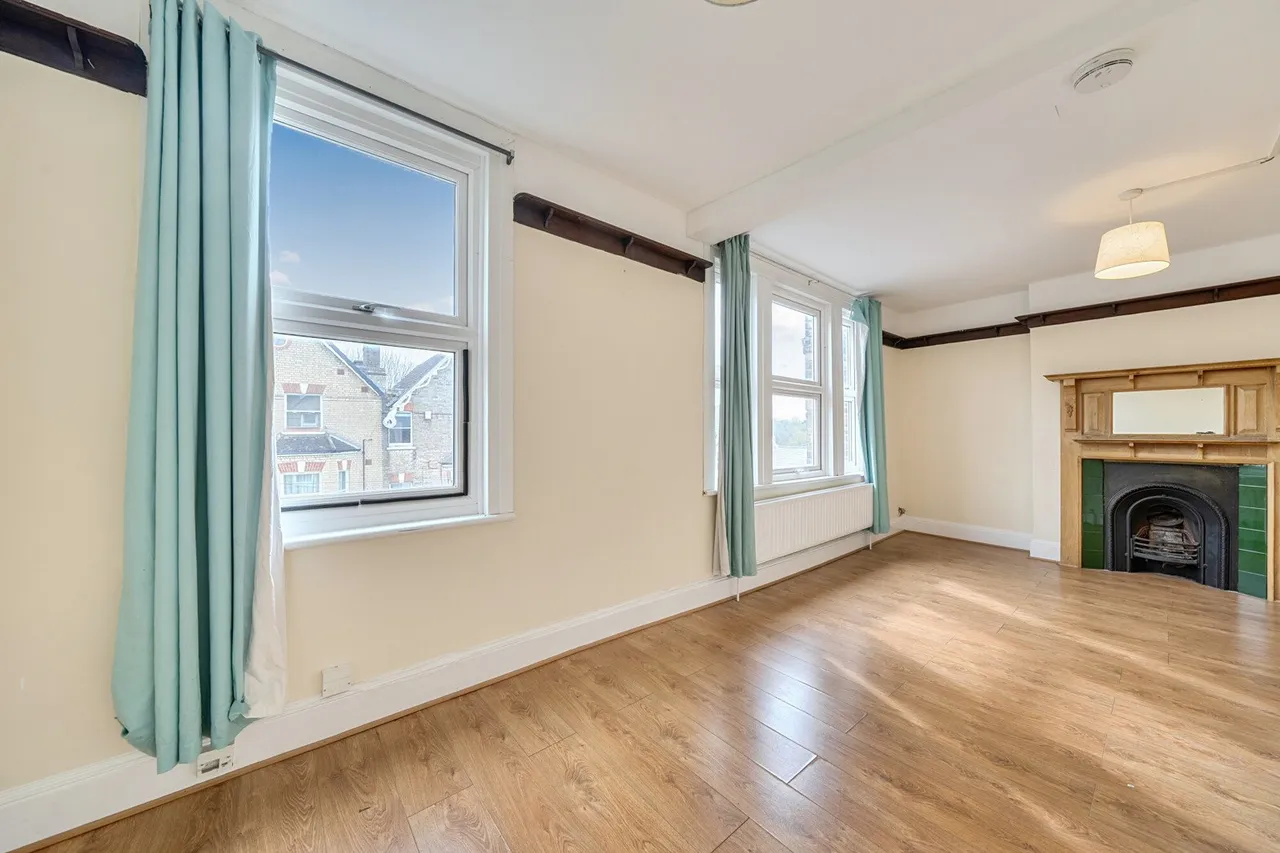 3 bed flat for sale — Essex Grove, SE19