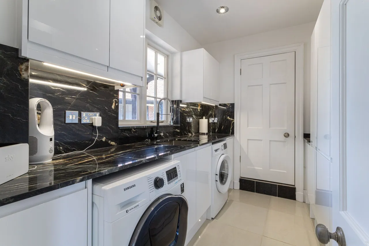 High Barn Church Lane, Finchampstead, Wokingham, RG40 4LR, photo 7