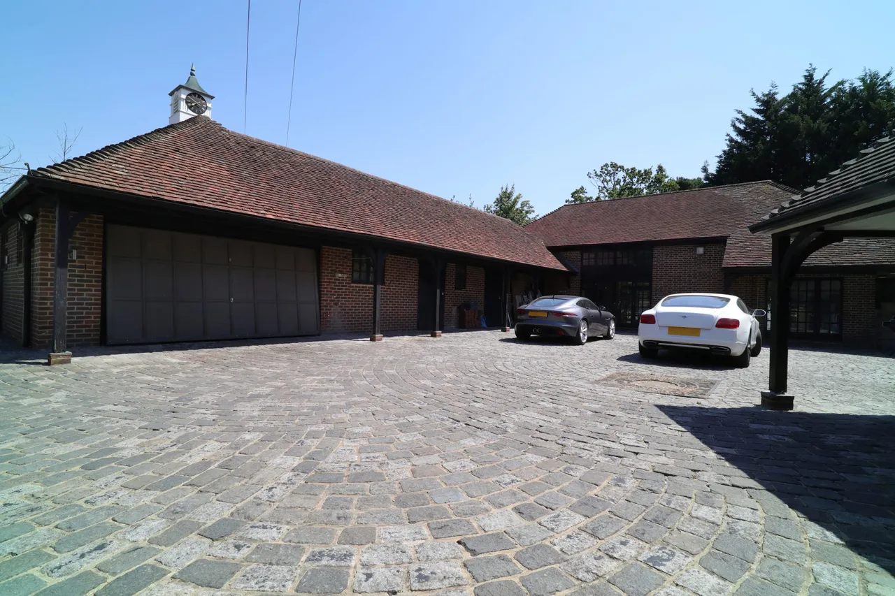 High Barn Church Lane, Finchampstead, Wokingham, RG40 4LR, photo 31