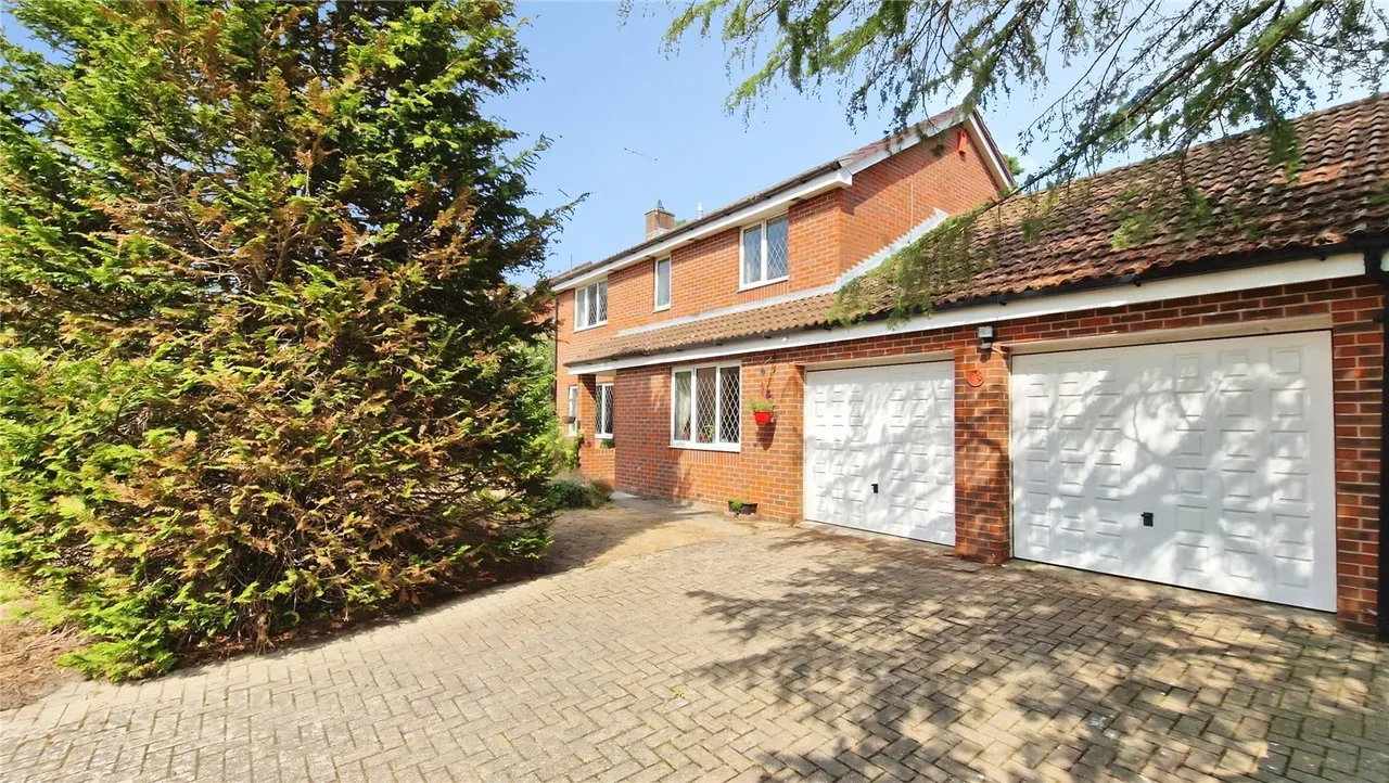 4 bed house for sale — Roughgrove Copse, Binfield, Bracknell, Berkshire, RG42 4EZ