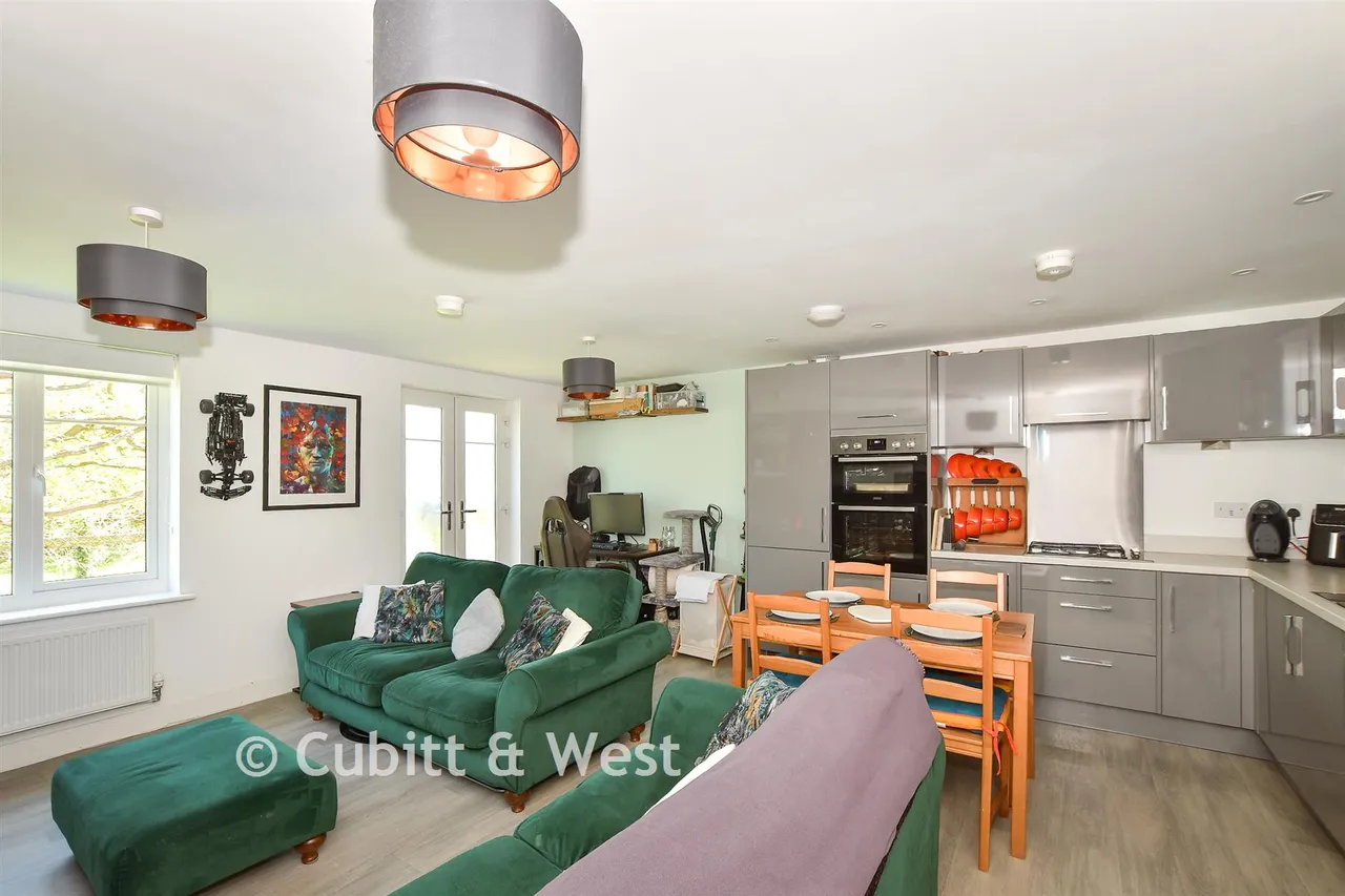 Cornwell Avenue, Forge Wood, RH10, photo 2