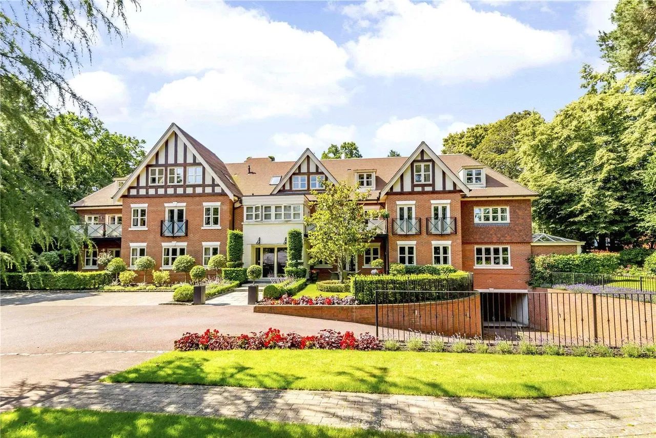 2 bed flat for sale — Brockenhurst House, Brockenhurst Road, Ascot, Berkshire, SL5 9FW