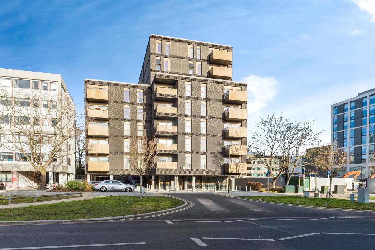 2 bed flat for sale — The Boulevard, CRAWLEY