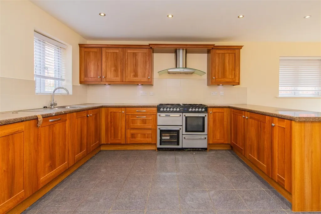 Ripon Court, Corby, photo 4