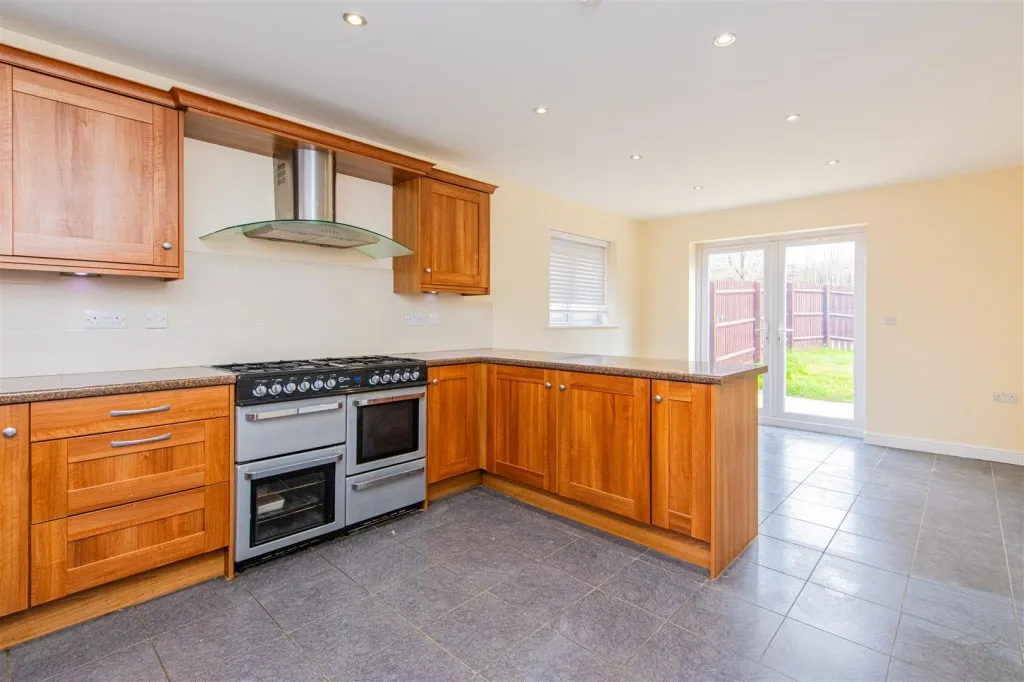 Ripon Court, Corby, photo 2