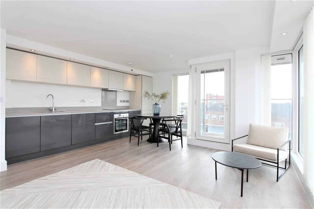 2 bed flat to rent, Station Road, HA8