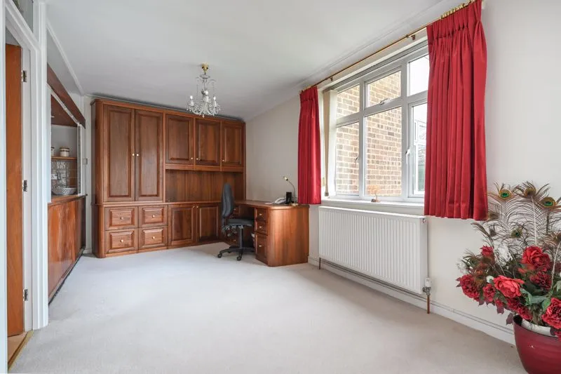 Station Avenue, Walton-On-Thames KT12 1NG, photo 4