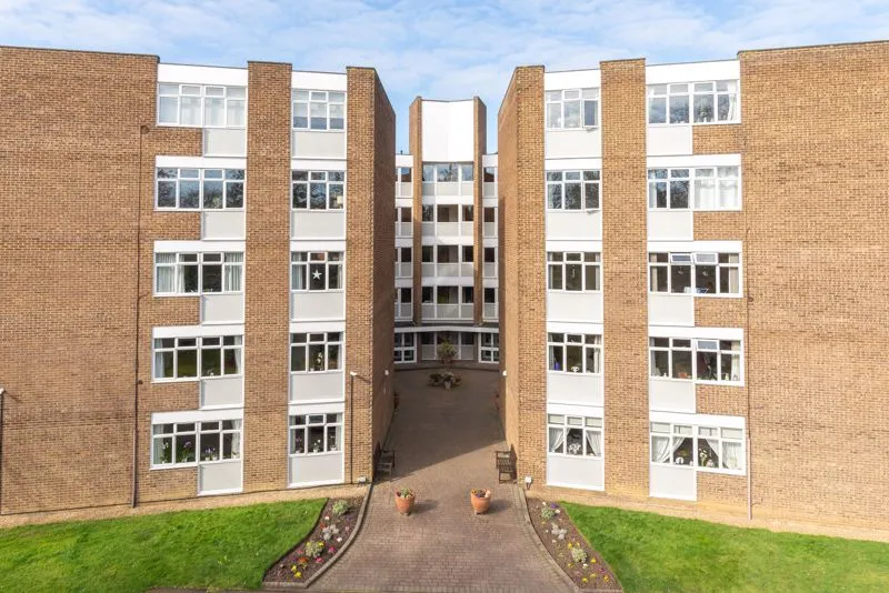 2 bed flat for sale — Station Avenue, Walton-On-Thames KT12 1NG