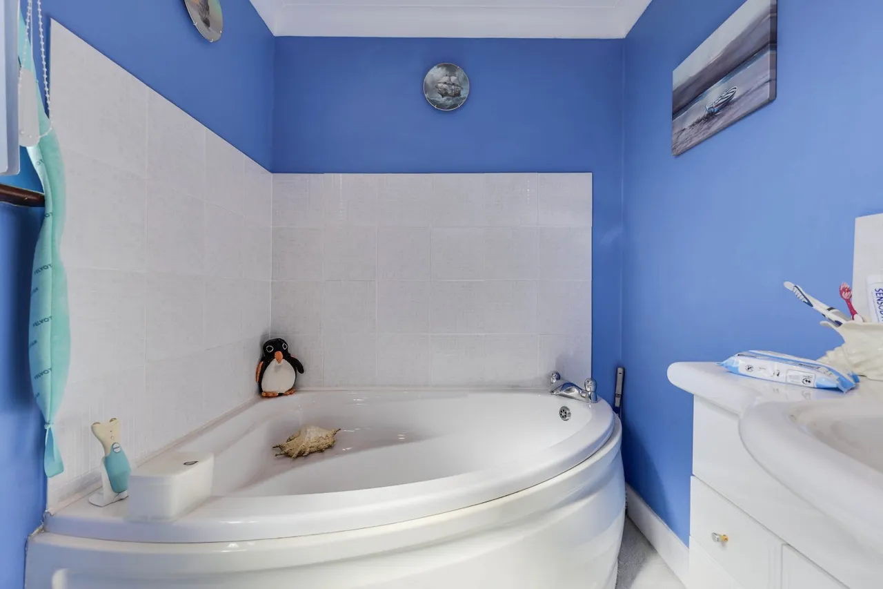 Foxholes Crescent, Calverley, LS28, photo 17