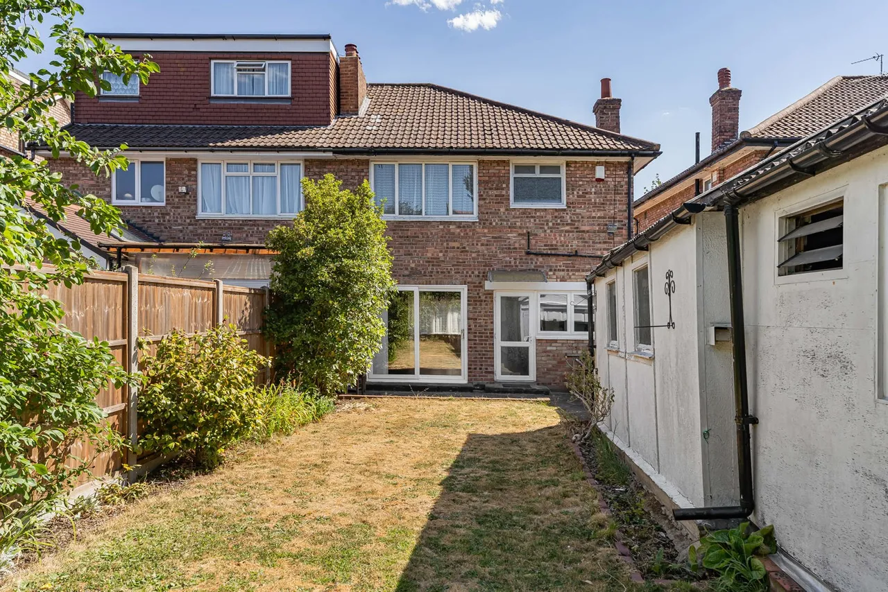 Vyner Road, London, W3, photo 29
