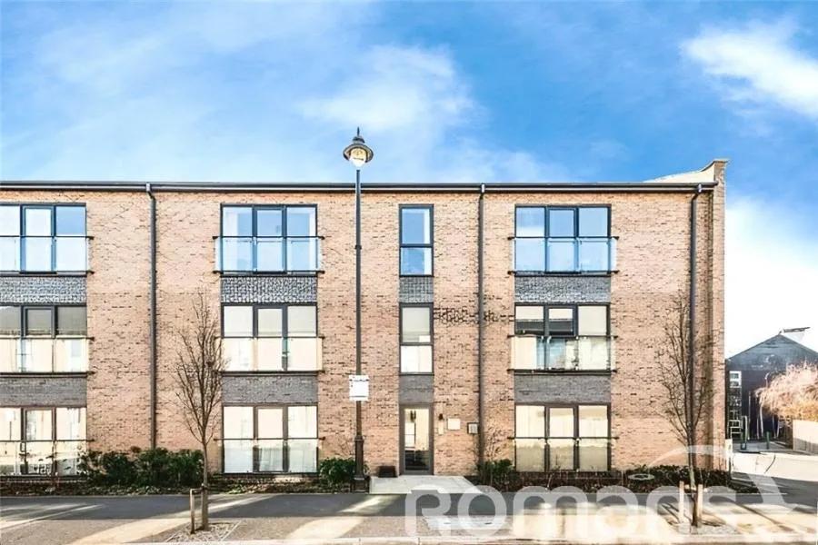 2 bed flat for sale, Fire Fly Avenue, Swindon, SN2