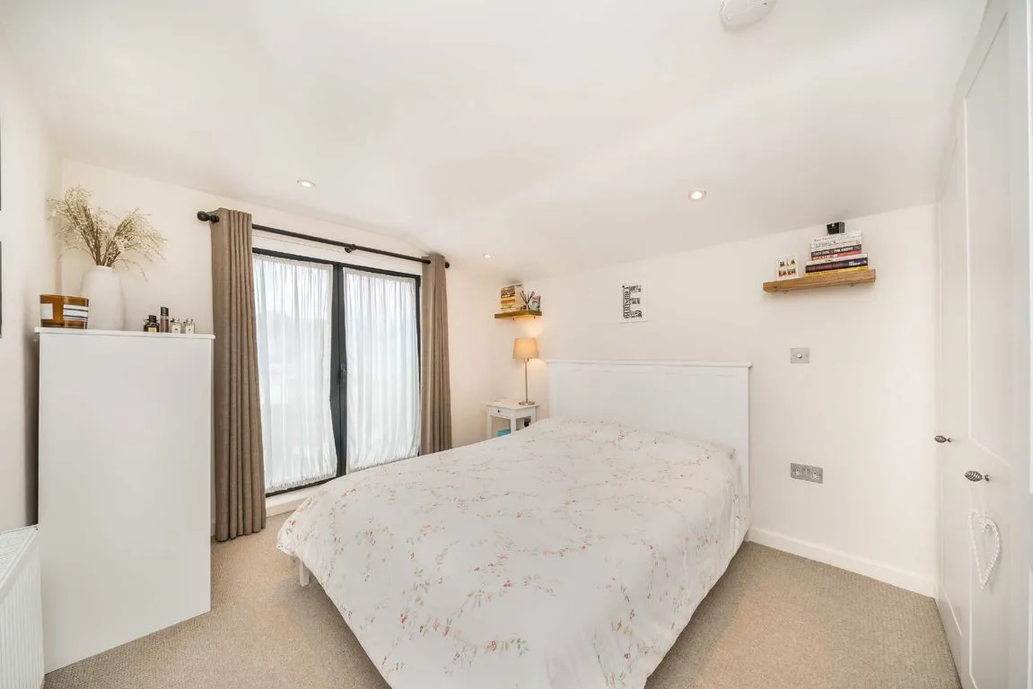 Garratt Lane, SW18, photo 6