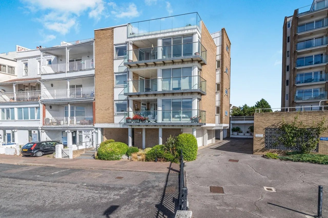 3 bed flat for sale — The Leas, Westcliff-on-Sea, Essex, SS0