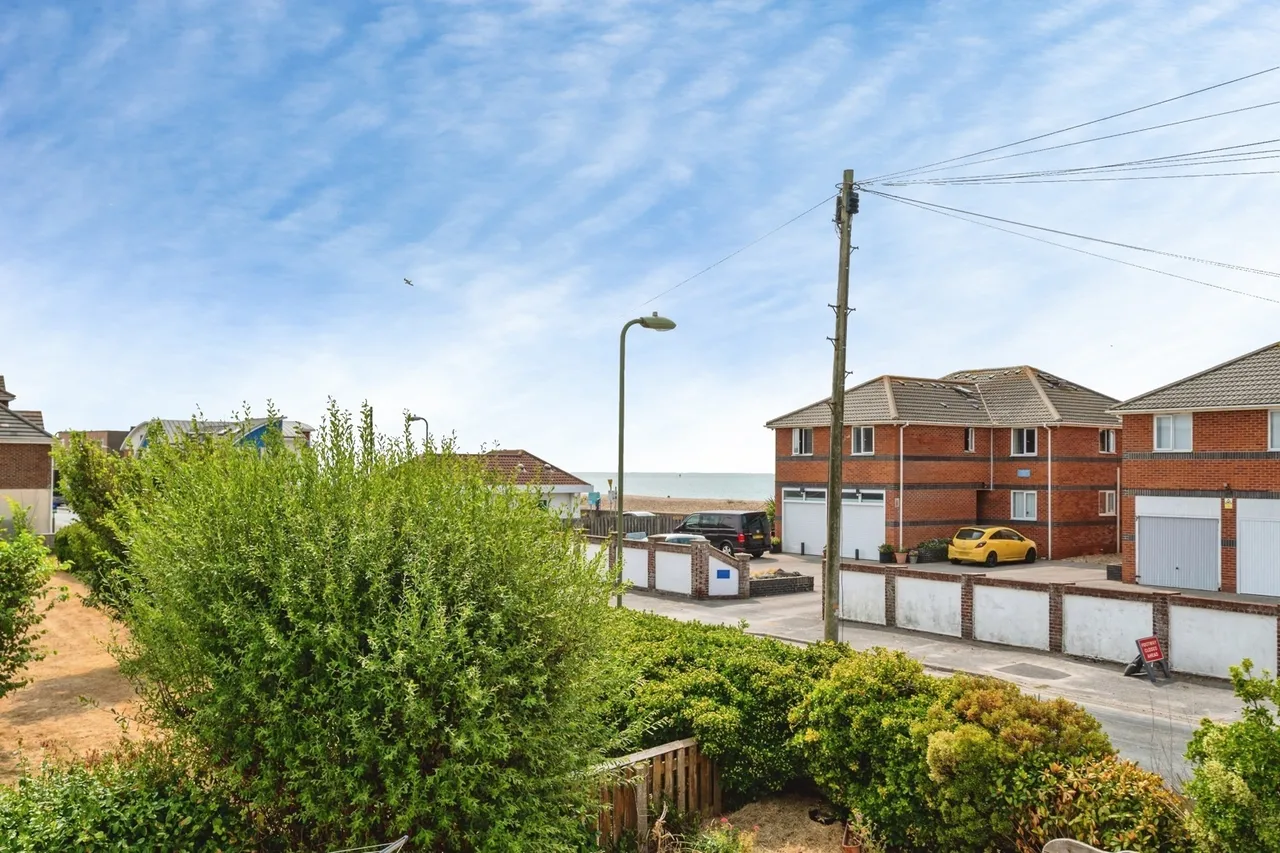 Southwood Road, Hayling Island, PO11, photo 6