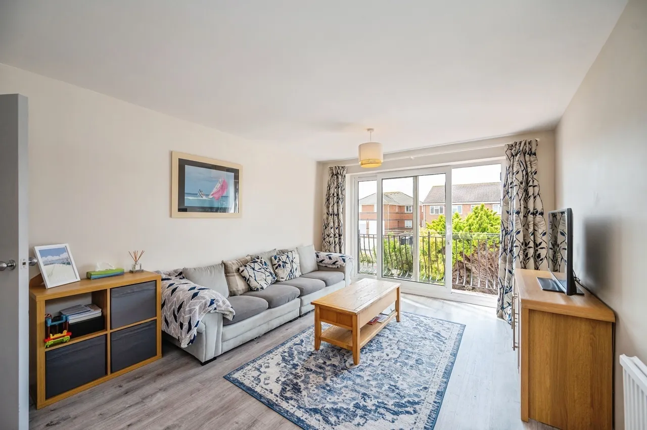 2 bed flat for sale, Southwood Road, Hayling Island, PO11