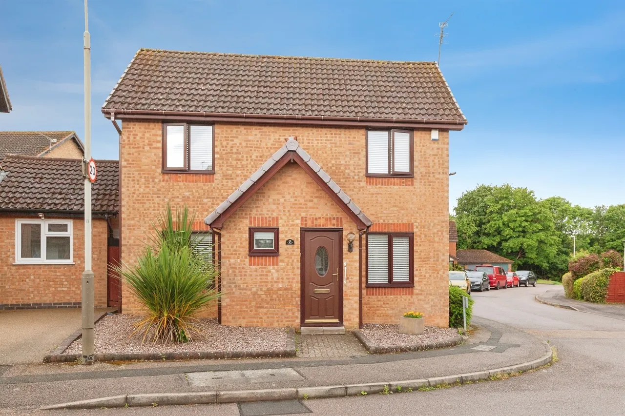 3 bed house for sale — Hollowtree Road, Hamilton, Leicester