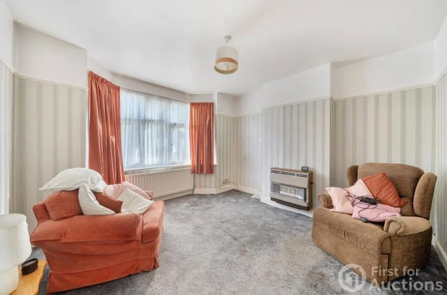 Douglas Crescent, Houghton Regis, LU5, photo 2