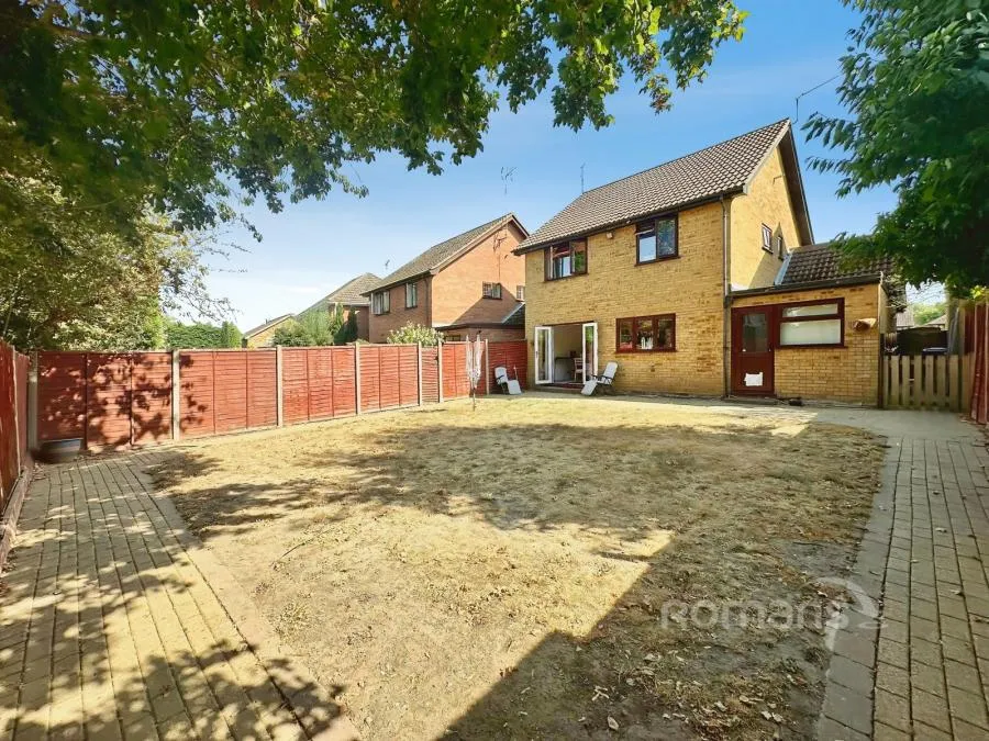 Squarefield Gardens, Hook, RG27, photo 4