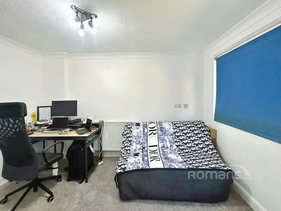 Squarefield Gardens, Hook, RG27, photo 14