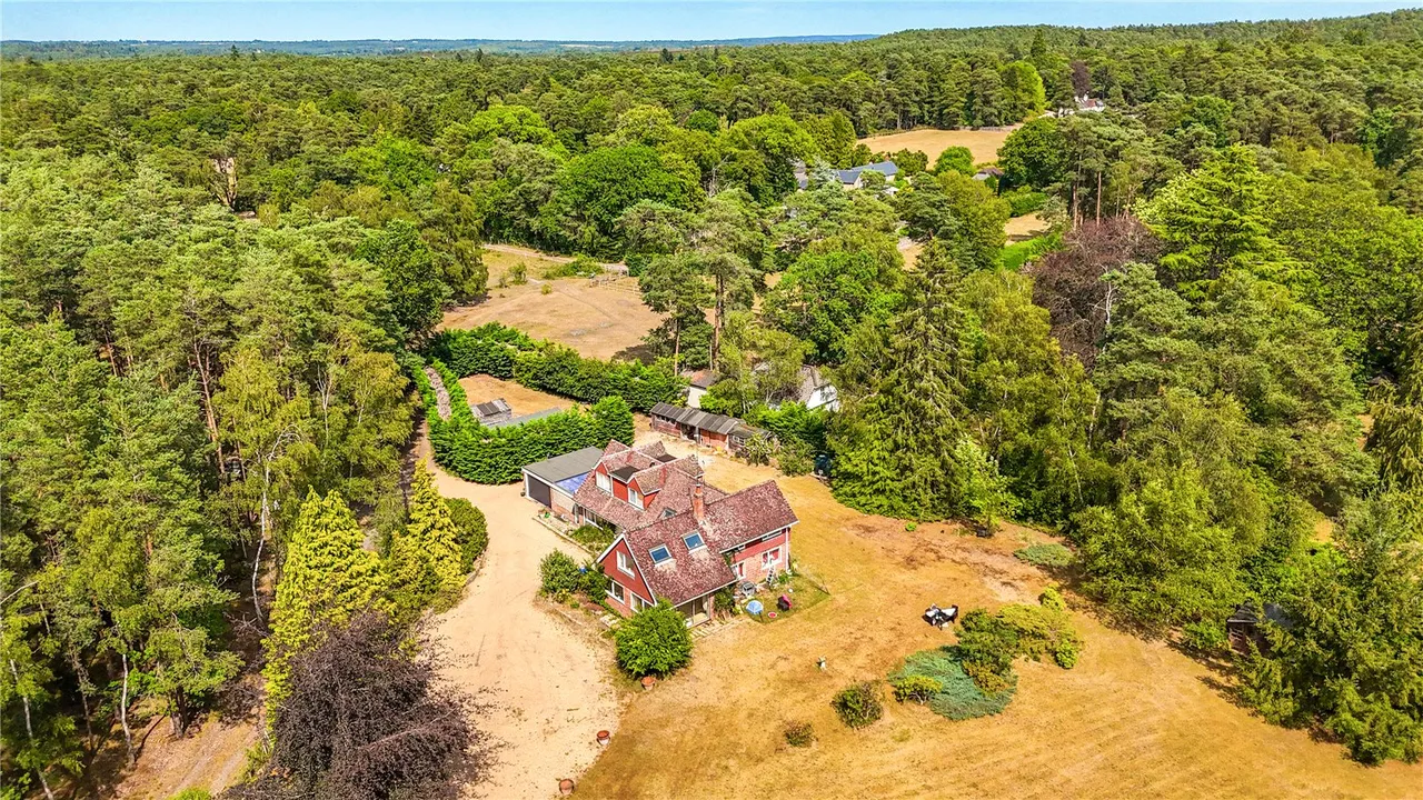 Lowicks Road, Rushmoor, Farnham, Surrey, GU10 2EY, photo 2