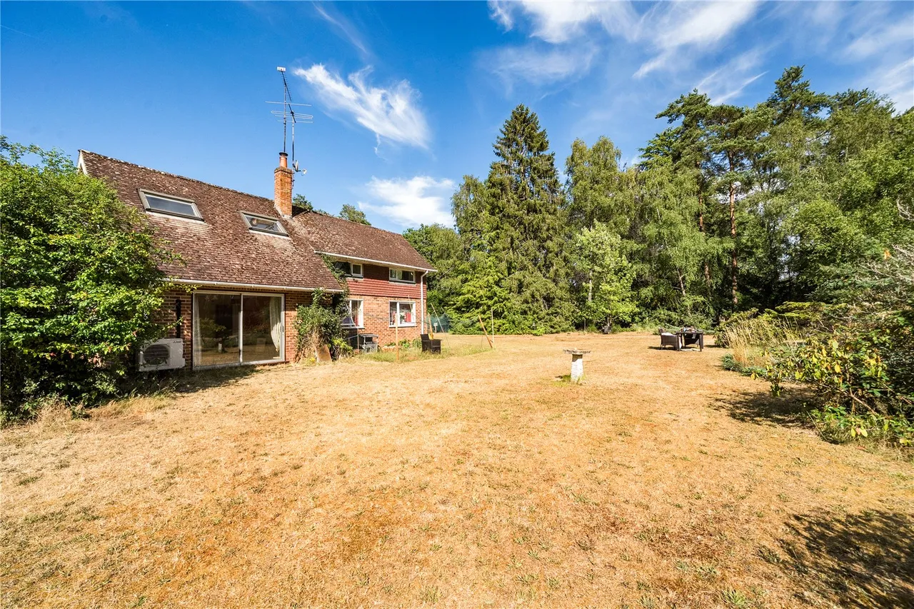 Lowicks Road, Rushmoor, Farnham, Surrey, GU10 2EY, photo 10