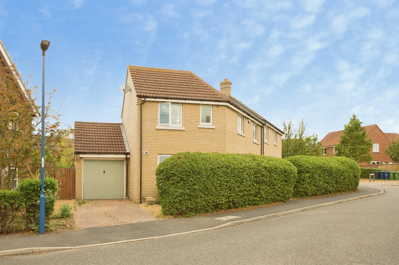 2 bed house for sale, Woodpecker Way, Cambridge, CB23