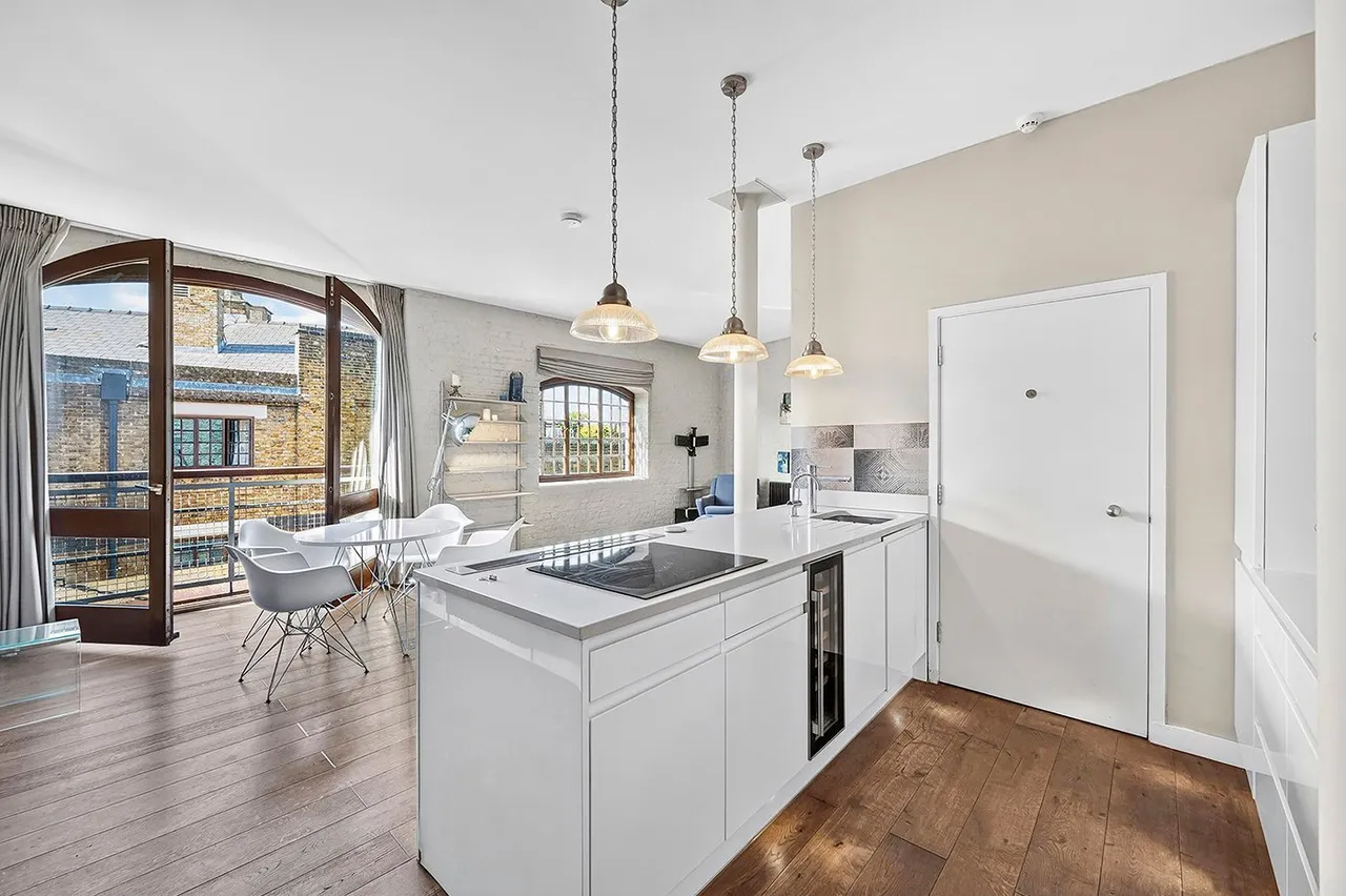 2 bed flat to rent, New Crane Place, London, E1W