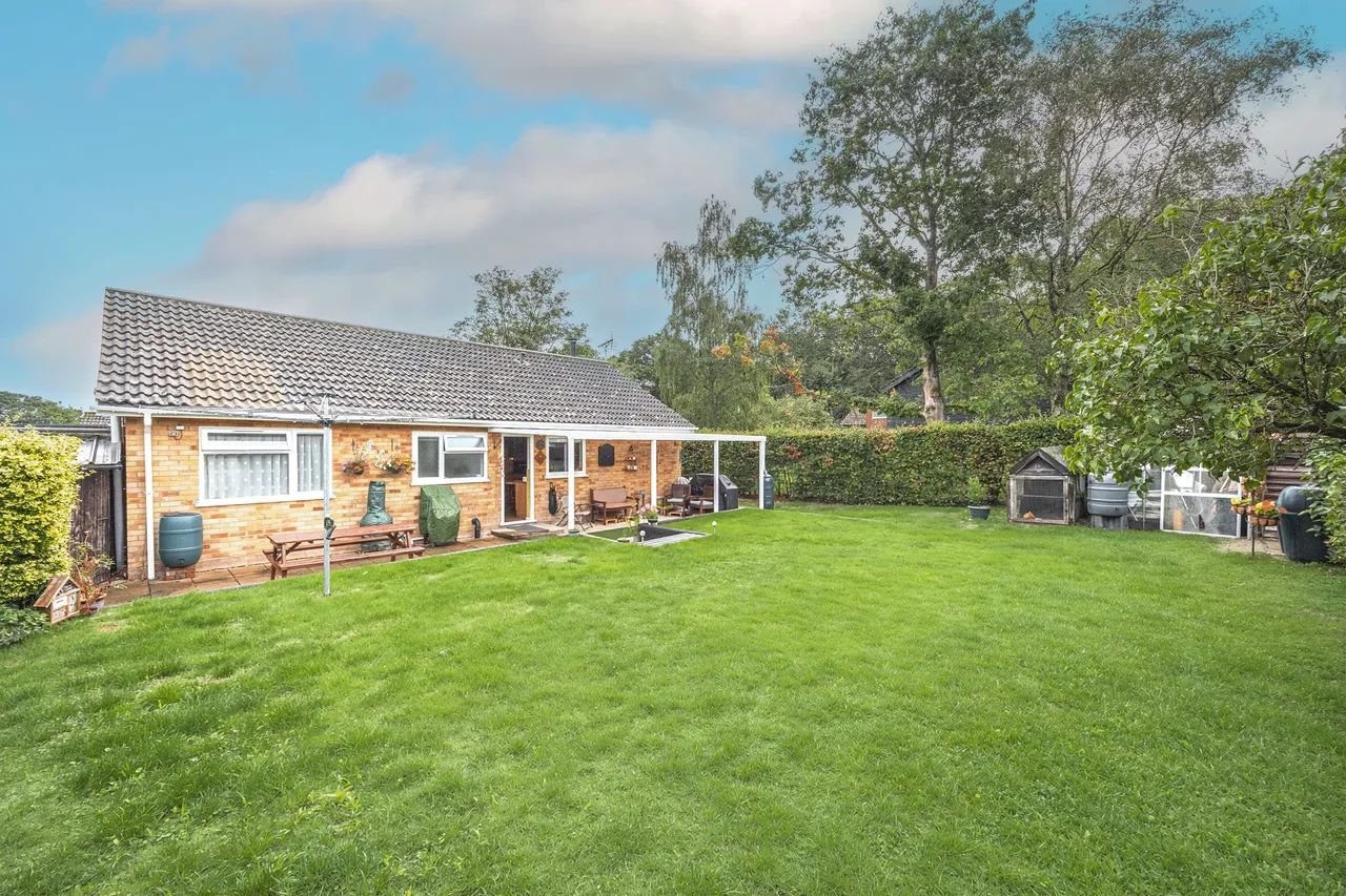 2 bed property for sale, Private Haven in Well-Regarded Beetley