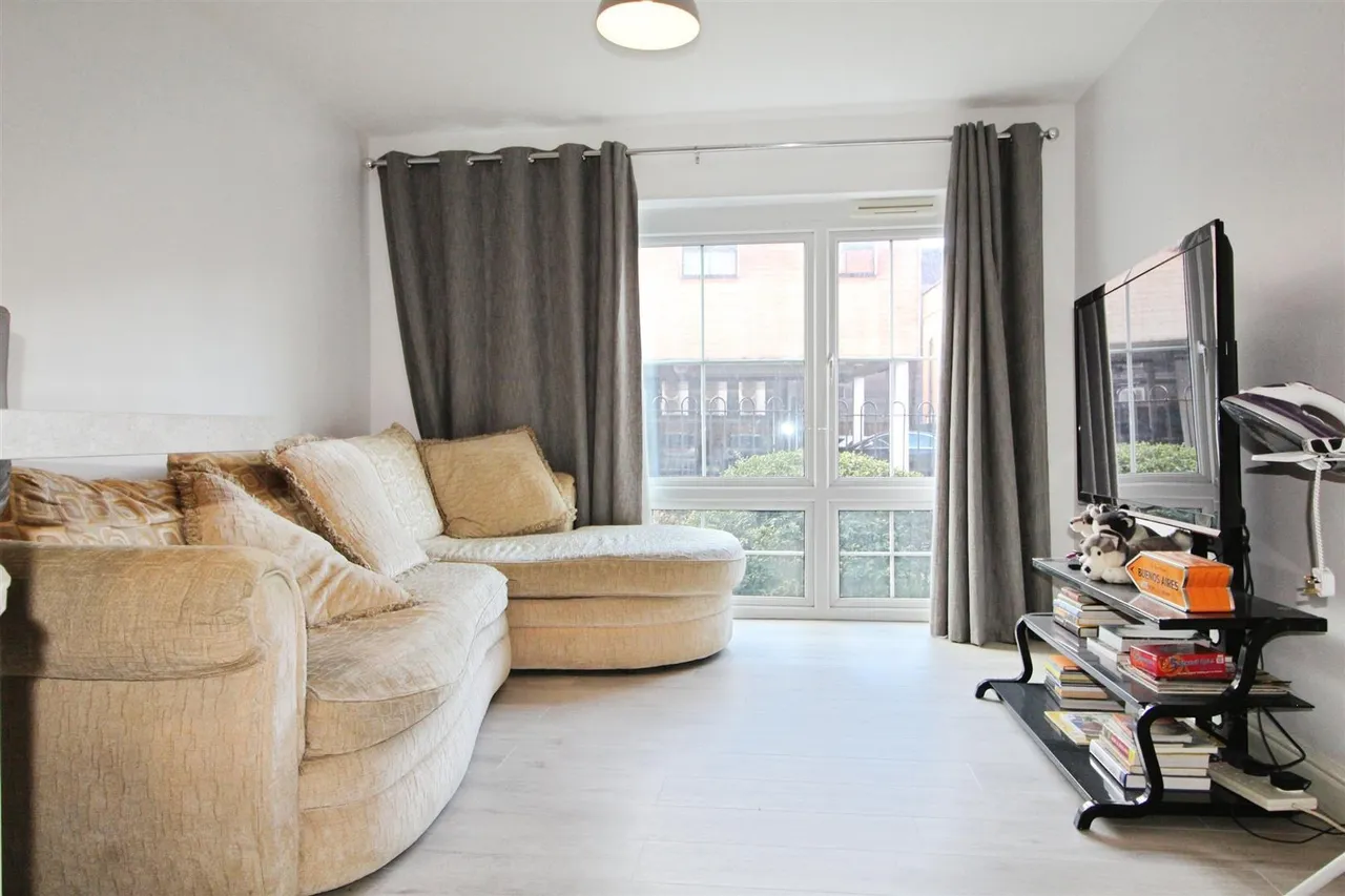 2 bed flat for sale, Holyhead Mews, Cippenham