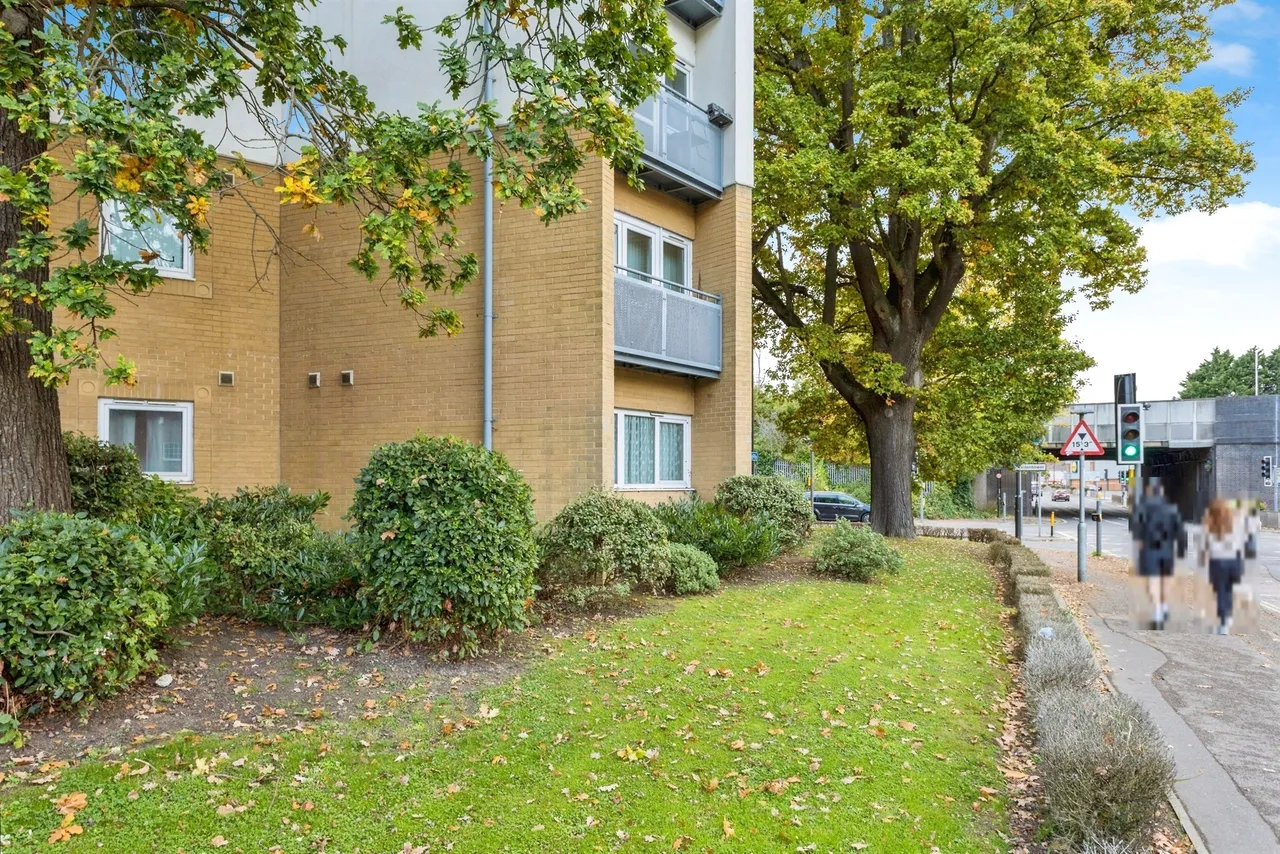 Trafalgar Gardens, Crawley, RH10, photo 14