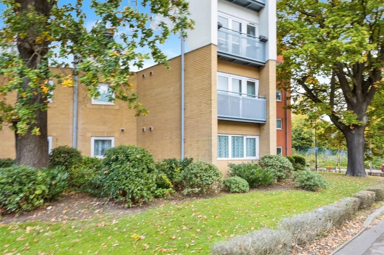 Trafalgar Gardens, Crawley, RH10, photo 13