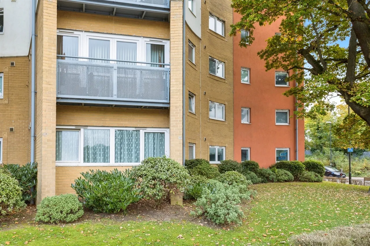 Trafalgar Gardens, Crawley, RH10, photo 12