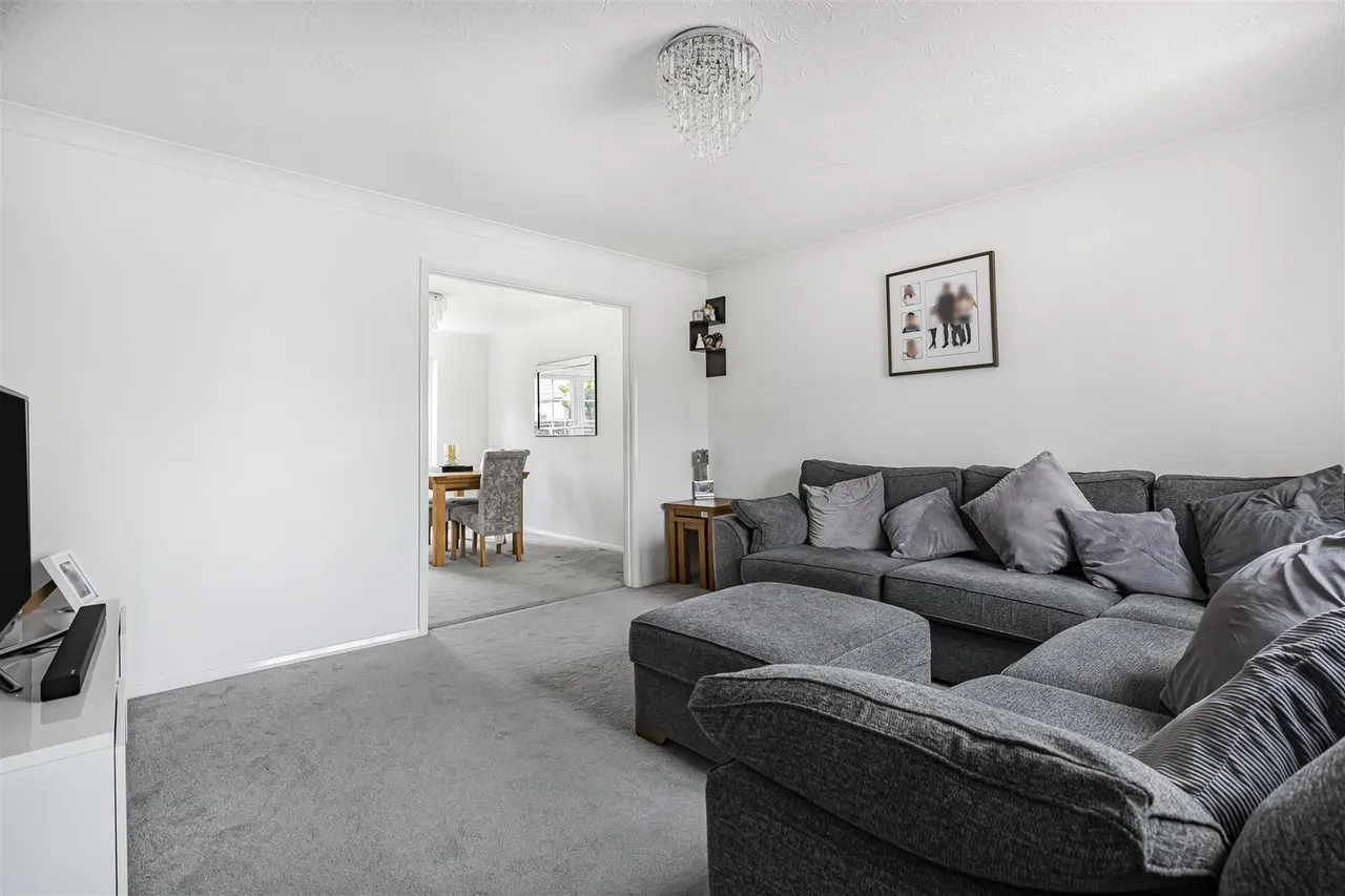 Eltham Avenue, Cippenham, photo 3