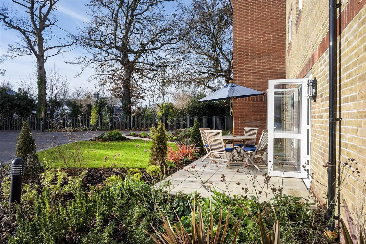 South Acre Drive, Handforth, SK9, photo 9