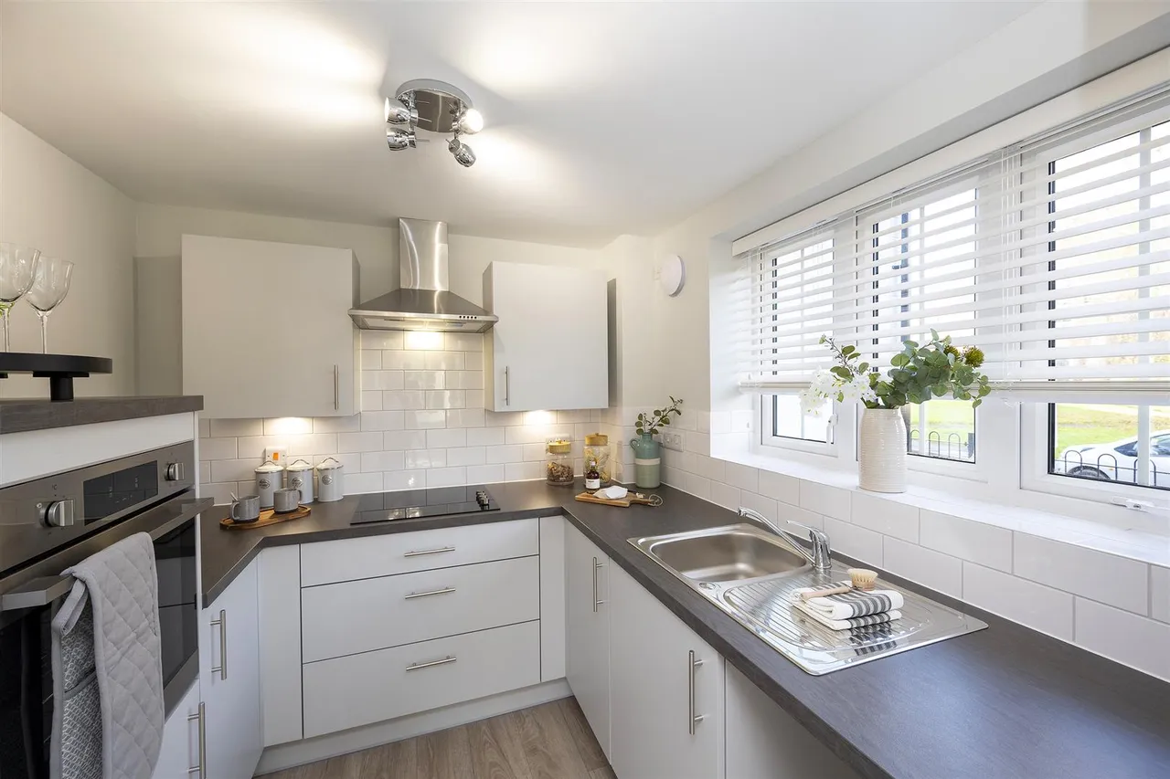South Acre Drive, Handforth, SK9, photo 2