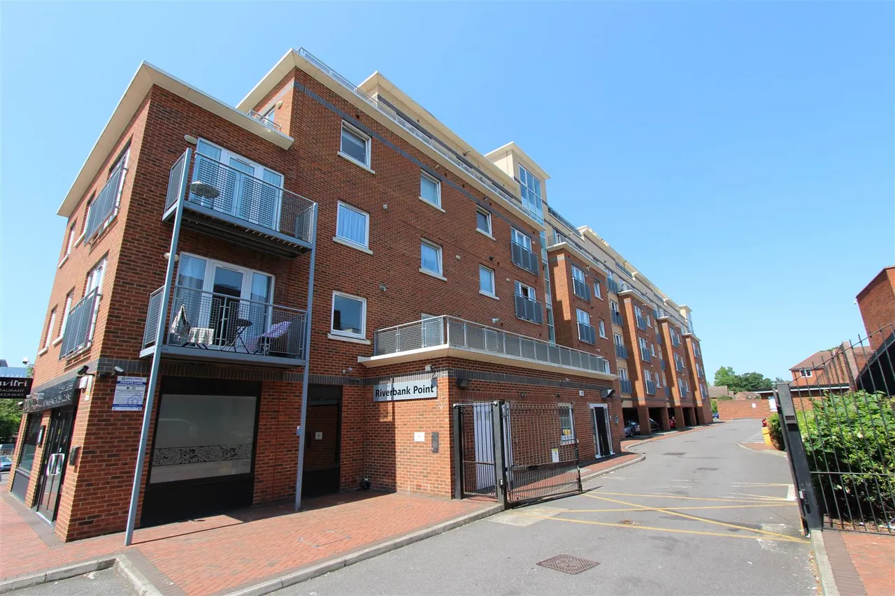 1 bed flat for sale — 114 High Street, Uxbridge, UB8 1JL