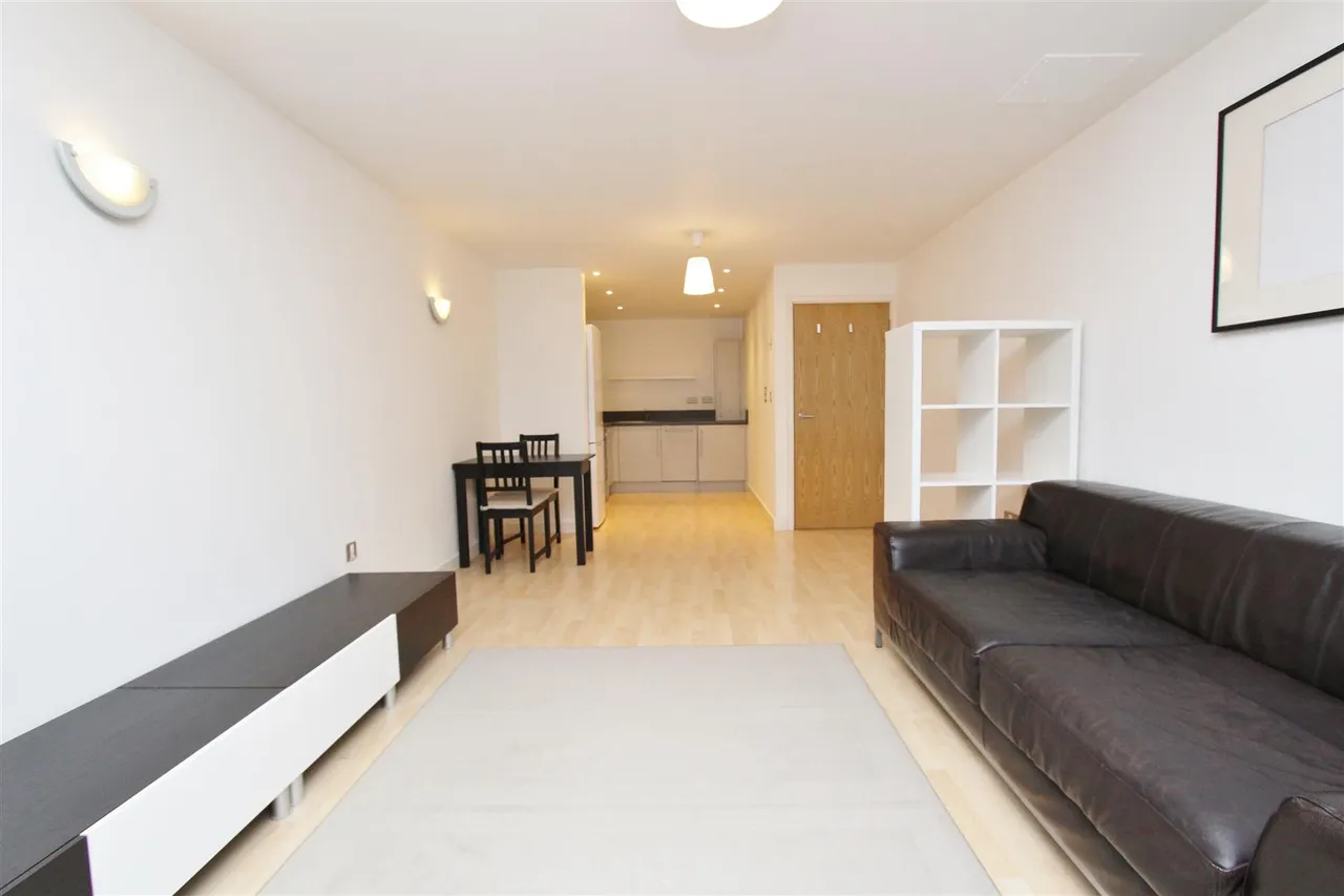 114 High Street, Uxbridge, UB8 1JL, photo 2