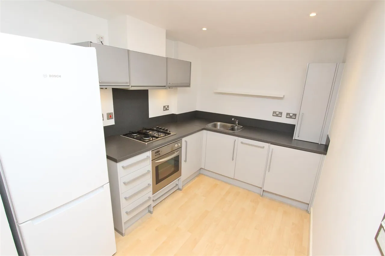 114 High Street, Uxbridge, UB8 1JL, photo 3