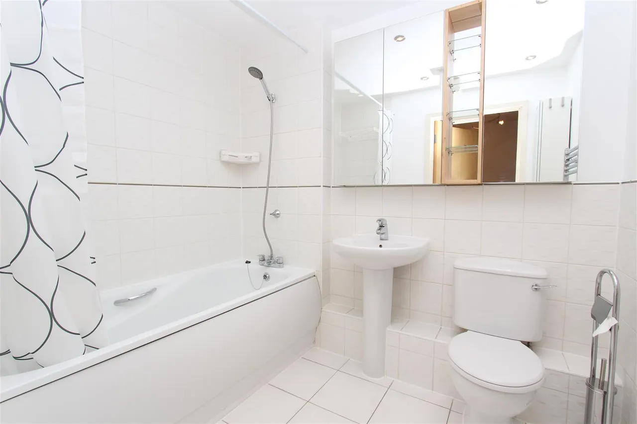 114 High Street, Uxbridge, UB8 1JL, photo 7